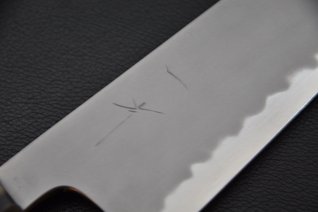 Détail du kanji gravé sur la lame du couteau japonais gyuto Hitohira Tanaka Yohei Aogami #1.