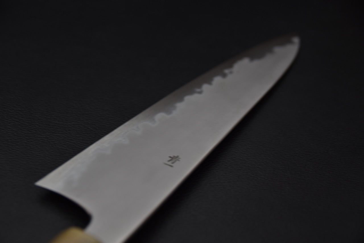 Gros plan sur la finition kasumi et le hamon du couteau japonais gyuto 240 mm.