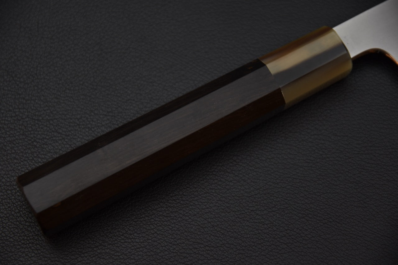 Manche octogonal en ébène et corne de buffle du couteau japonais gyuto.