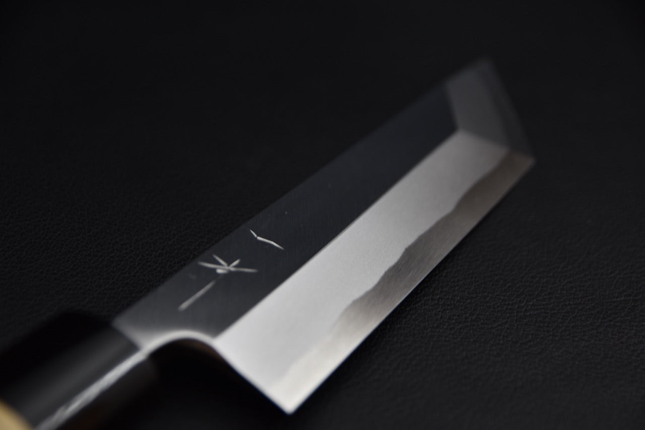 Couteau japonais Hitohira Togashi Edo Saki 180 mm, gros plan sur la lame en Aogami #2 et les gravures japonaises.