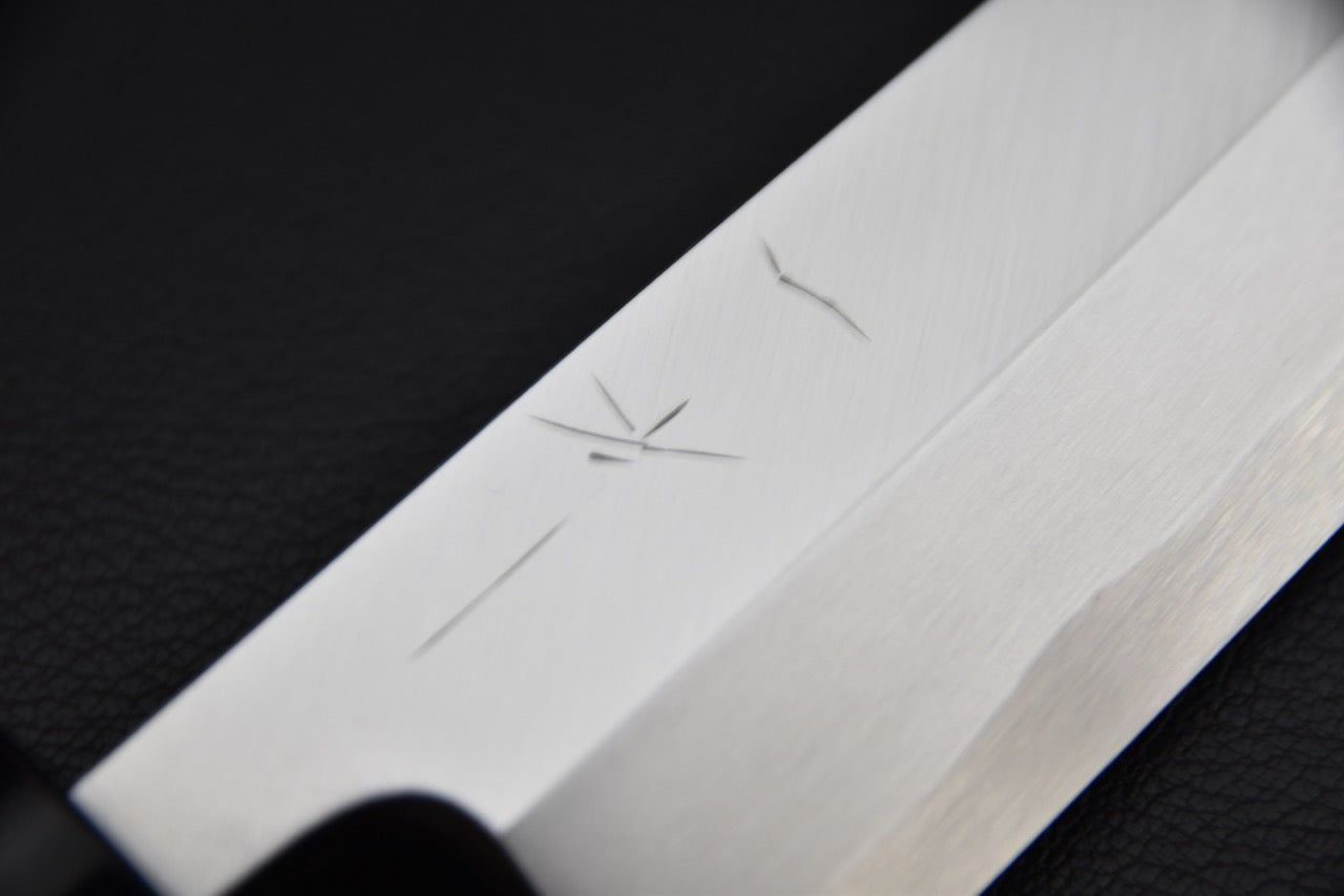 Couteau japonais Hitohira Togashi Edo Saki 180 mm, détail de la pointe angulaire caractéristique du profil Edo Saki.