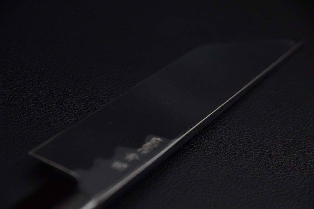 Couteau japonais Hitohira Togashi Aogami #2 Edo Saki 180 mm, détail des gravures près du talon de la lame.