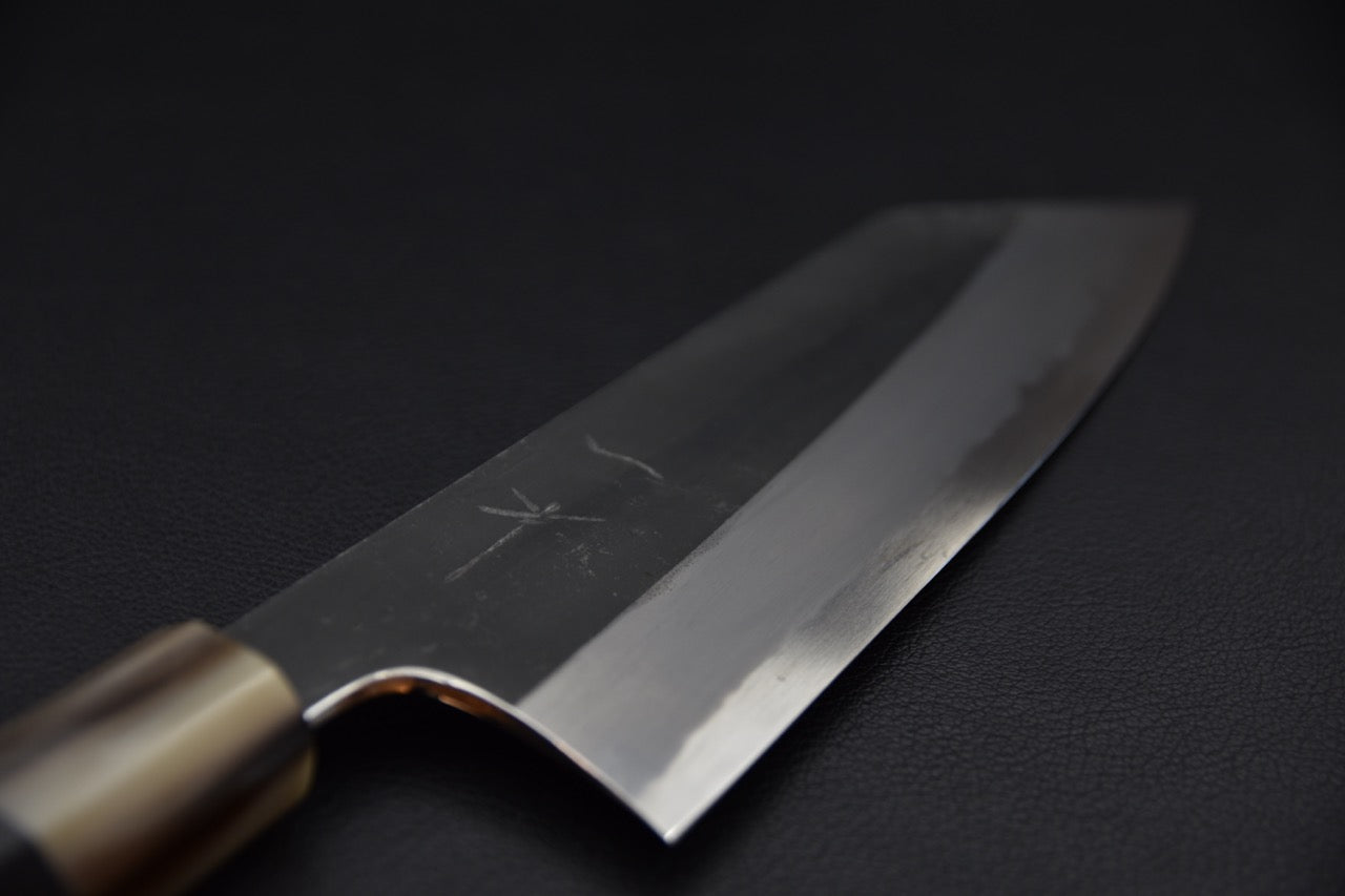 Vue rapprochée de la lame montrant les kanji gravés à la main et le contraste du cladding kurouchi.