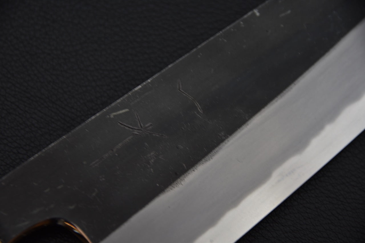 Gravure artisanale sur la face gauche de la lame Aogami #2 Togashi.