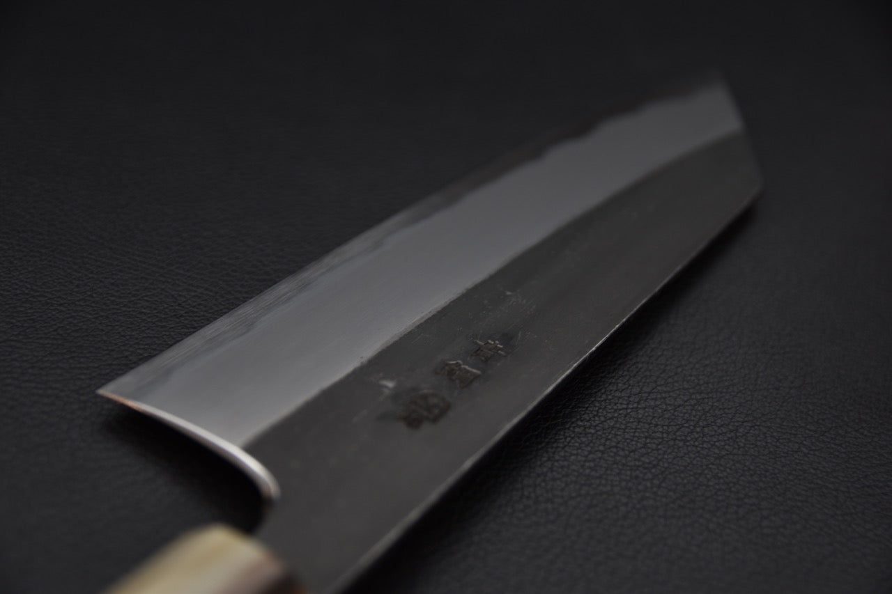 Détail des caractères gravés sur l'acier poli.