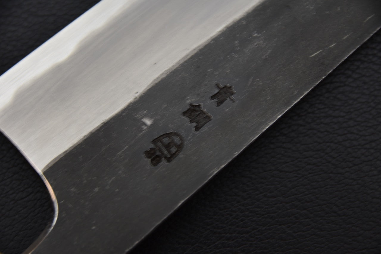 Zoom sur les kanji profonds côté droit de la lame.