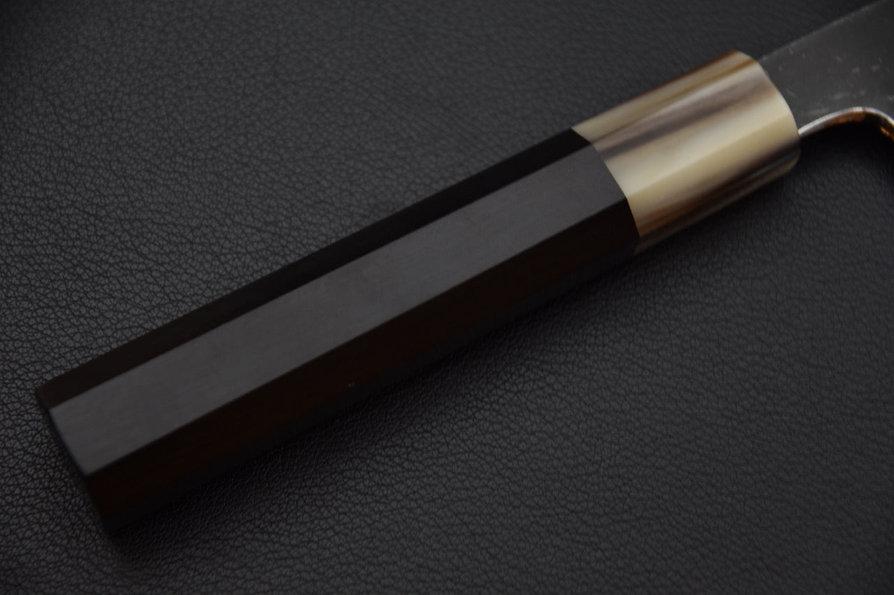 Manche en bois d’ébène massif avec virole en corne de buffle.