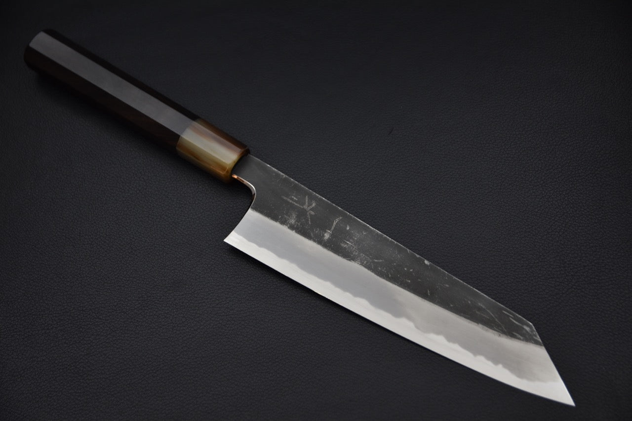 Couteau japonais Kiritsuke Gyuto 210mm Togashi vu de côté, sur fond noir.
