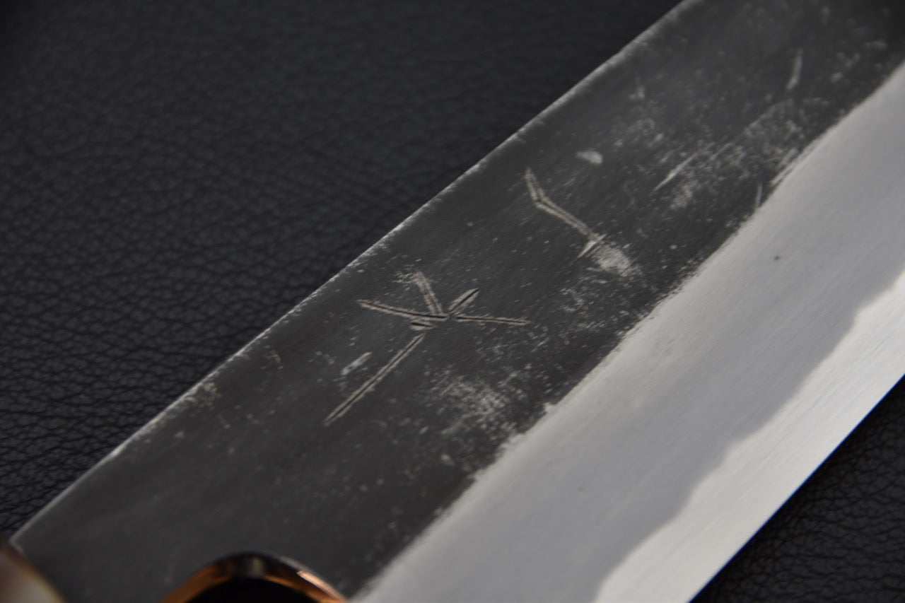 Détail du fini kurouchi sur une lame en acier Aogami #2.