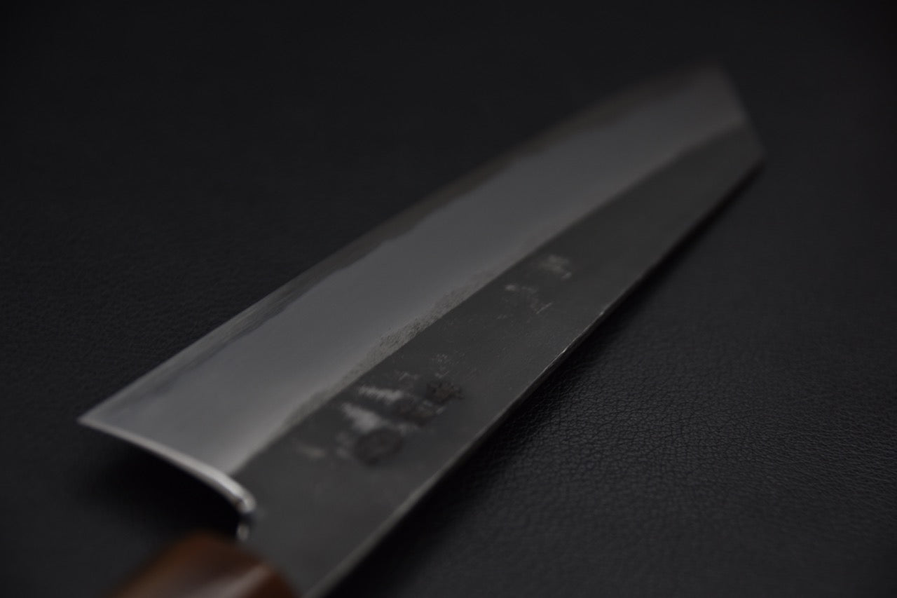Profil de la lame et contraste entre le poli miroir et le kurouchi.