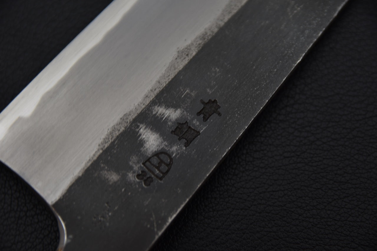 Vue rapprochée des gravures japonaises sur la lame.