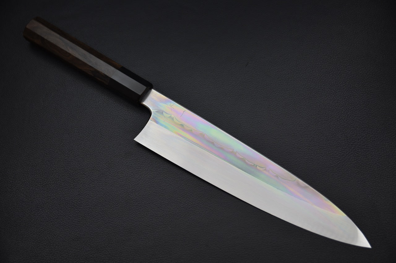 Vue complète du couteau japonais Gyuto 240mm Mizu Honyaki avec manche en bois de Ziricote sur fond noir