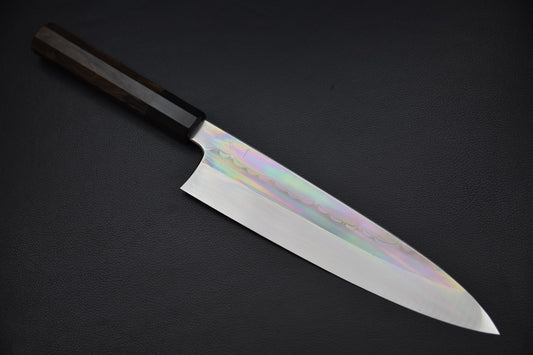 Vue complète du couteau japonais Gyuto 240mm Mizu Honyaki avec manche en bois de Ziricote sur fond noir