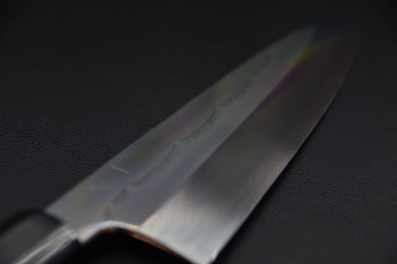 Détail du hamon Sanbonsugi iridescent sur la lame polie du couteau Gyuto