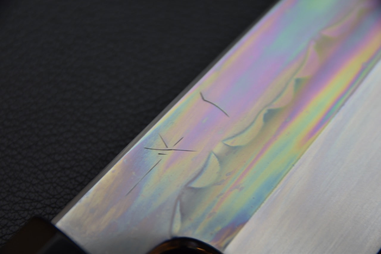 Zoom sur la signature gravée à la main sur la lame du couteau japonais Togashi