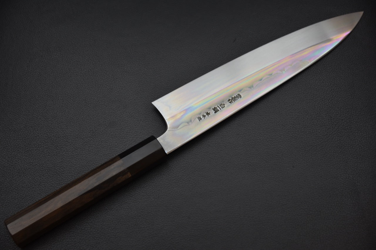 Côté opposé du Gyuto montrant la ligne de trempe Sanbonsugi en lumière douce