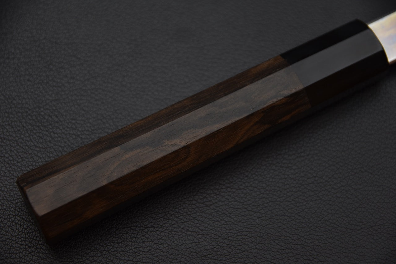 Gros plan sur les kanji gravés et le hamon ondulant du Gyuto Togashi