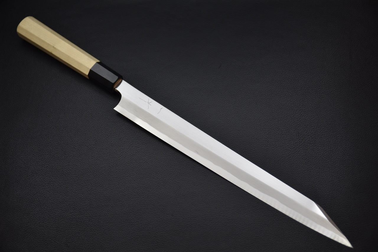 « Couteau japonais, profil kiritsuke avec dos droit, coupe fine et précise »