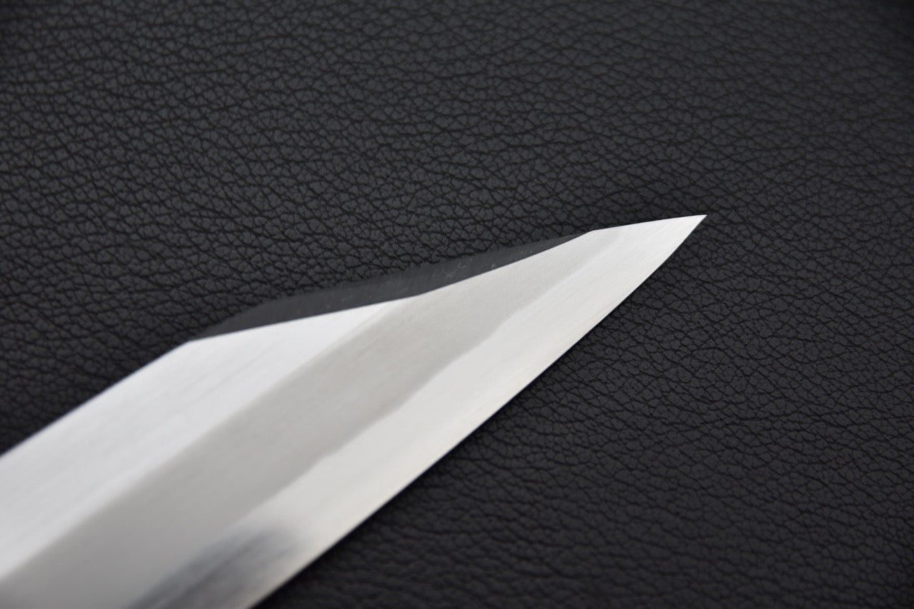 « Couteau japonais, lame carbonée contrastée, biseau une face typique yanagiba »