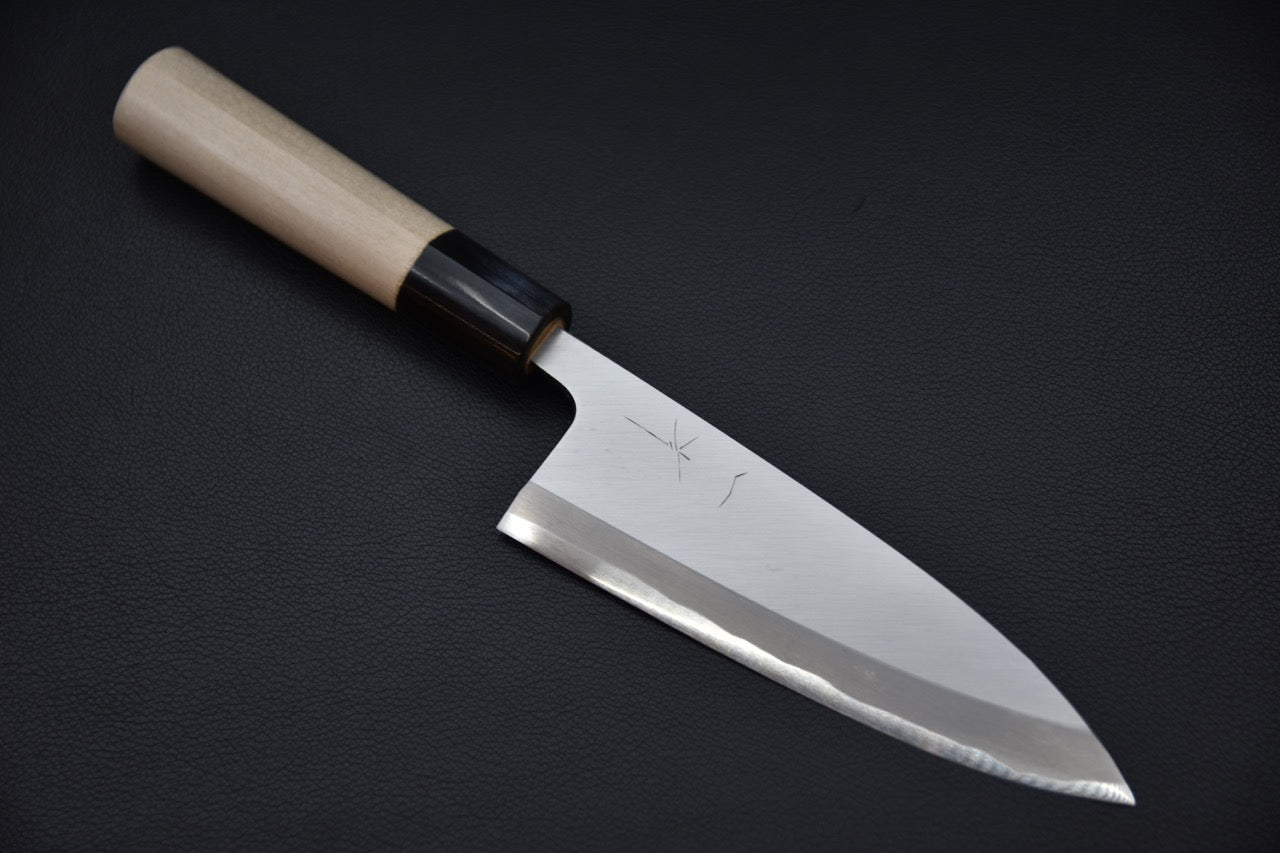 Vue complète du couteau Deba japonais Hitohira Togashi 150mm, manche en magnolia