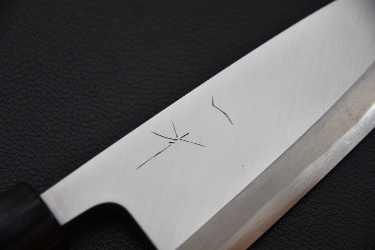 Gravure artisanale sur la lame Deba Togashi 150mm, lame unifacette brillante
