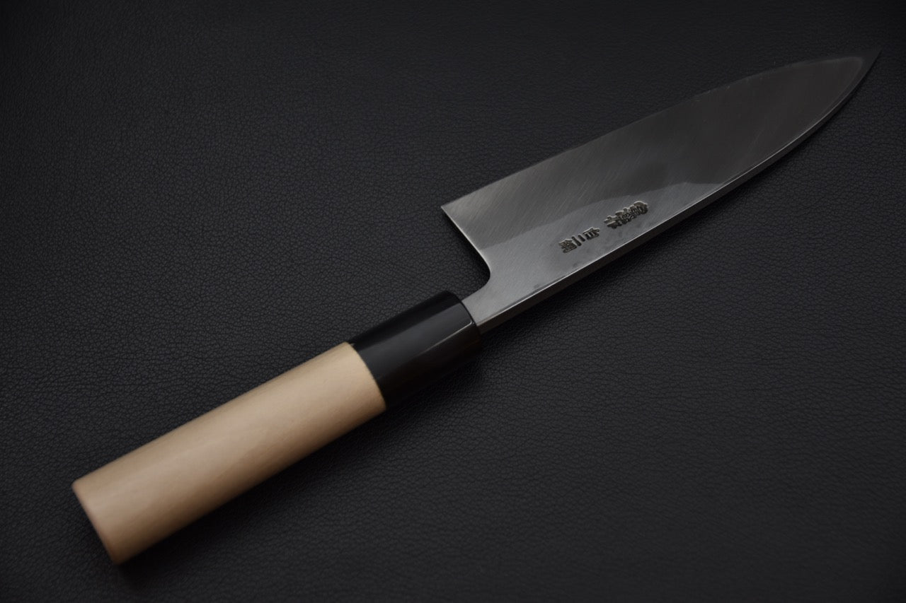 Vue opposée du couteau Togashi Deba montrant la gravure du forgeron en relief
