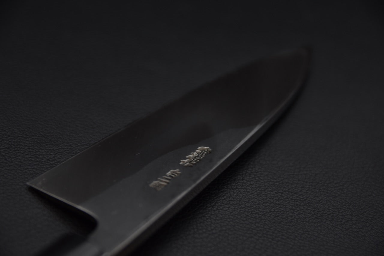 Détail de la gravure en relief sur l’acier de la lame Deba Hitohira Togashi
