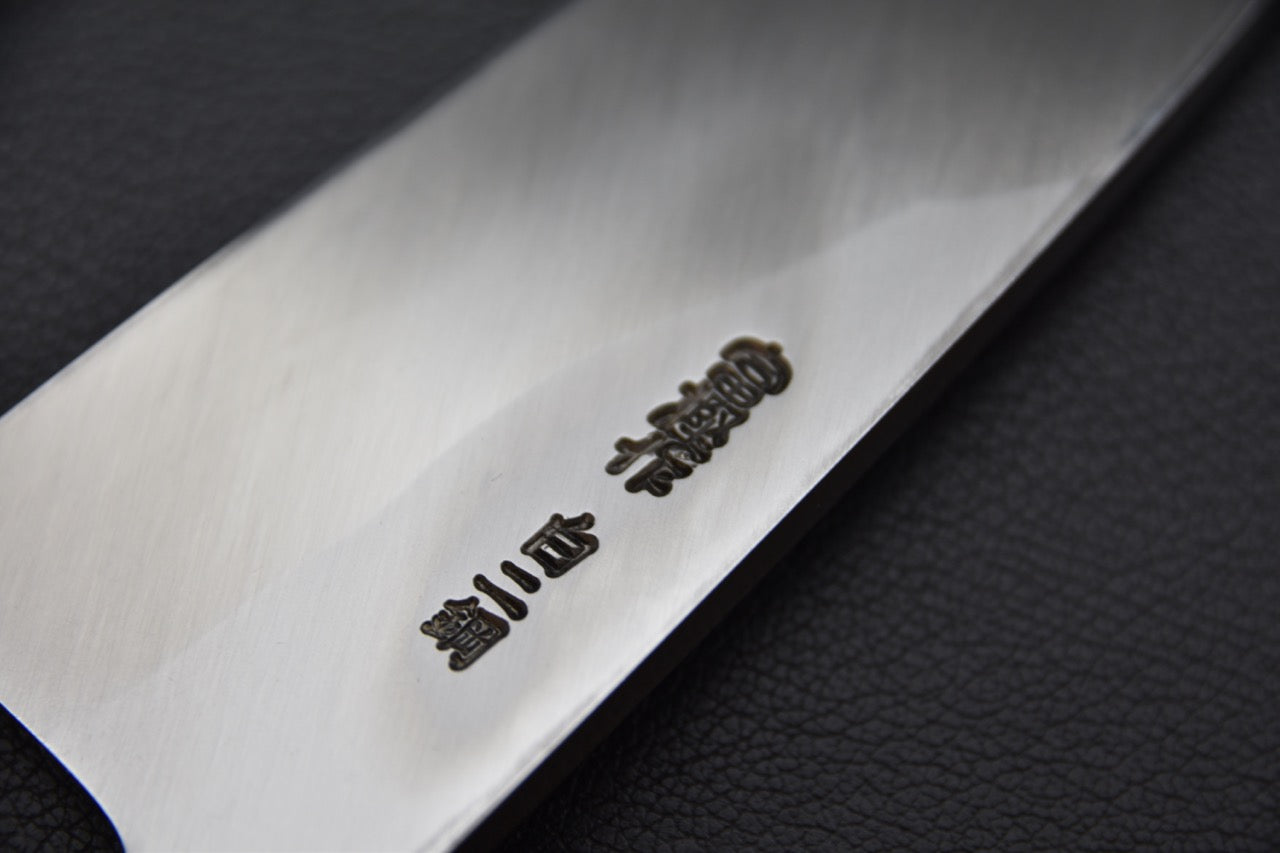 Focus sur le manche octogonal en magnolia avec virole en corne de buffle noire
