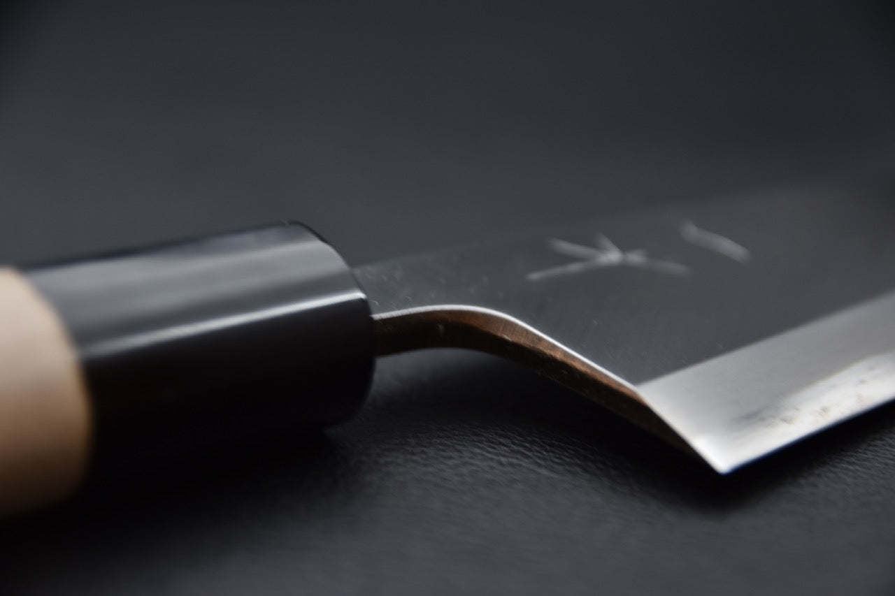 Vue de face du tranchant du Deba montrant la finesse de l’affûtage latéral
