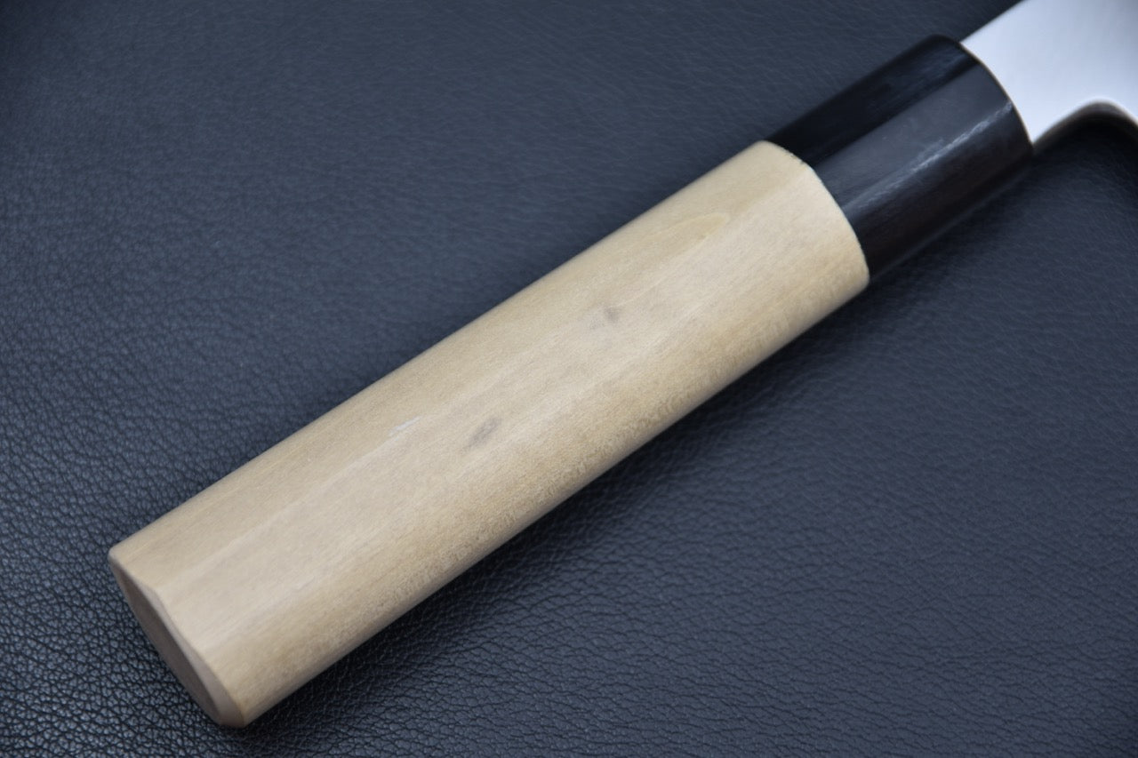 Vue rapprochée du tranchant du couteau japonais usuba 225mm, géométrie fine pour légumes