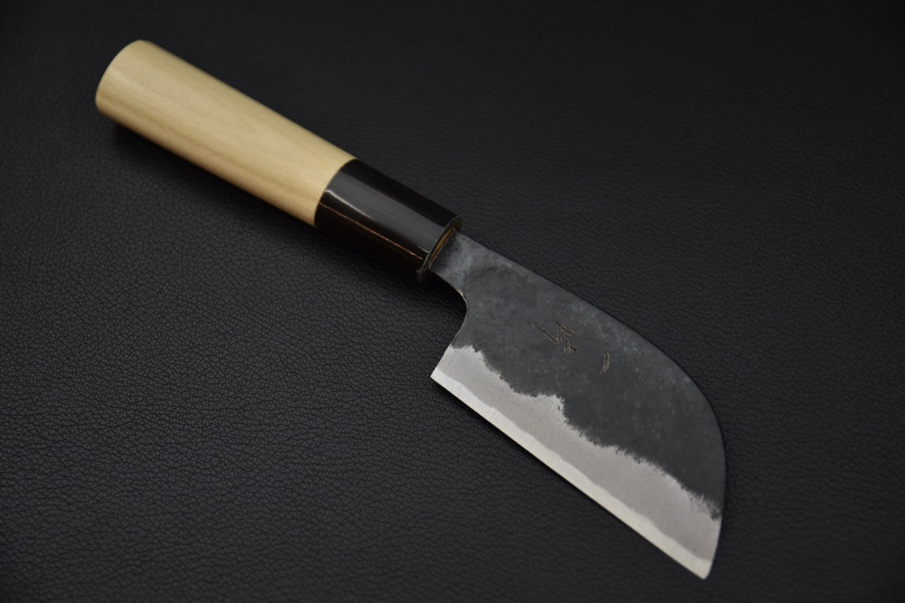 Vue complète du couteau japonais Hitohira Tosa 80mm, lame Kurouchi et manche bois clair.