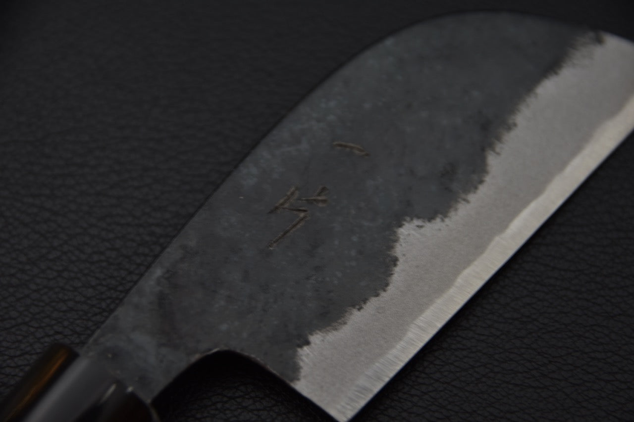 Gros plan sur l’inscription artisanale sur la lame.