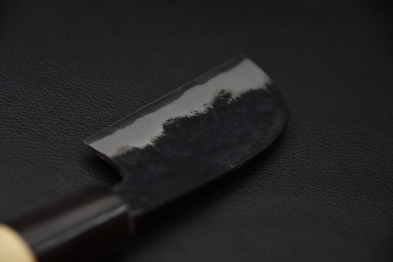 Finition brillante du Kurouchi sur le flanc de la lame.