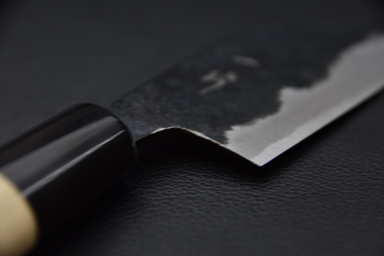 Vue rapprochée du ricasso et de l’ajustement entre lame et manche.