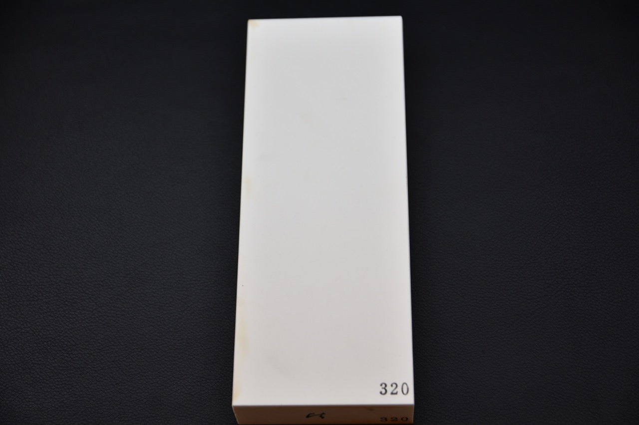 Pierre à aiguiser japonaise Hitohira WA #320 posée sur fond noir, vue de dessus