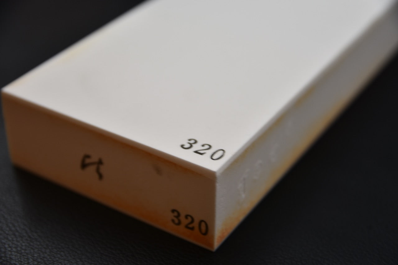 Pierre Hitohira WA #320 montrant la texture douce et les marquages latéraux