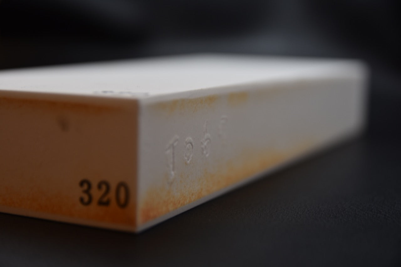 Zoom sur l'angle de la pierre à aiguiser Hitohira WA #320 avec traces d’utilisation