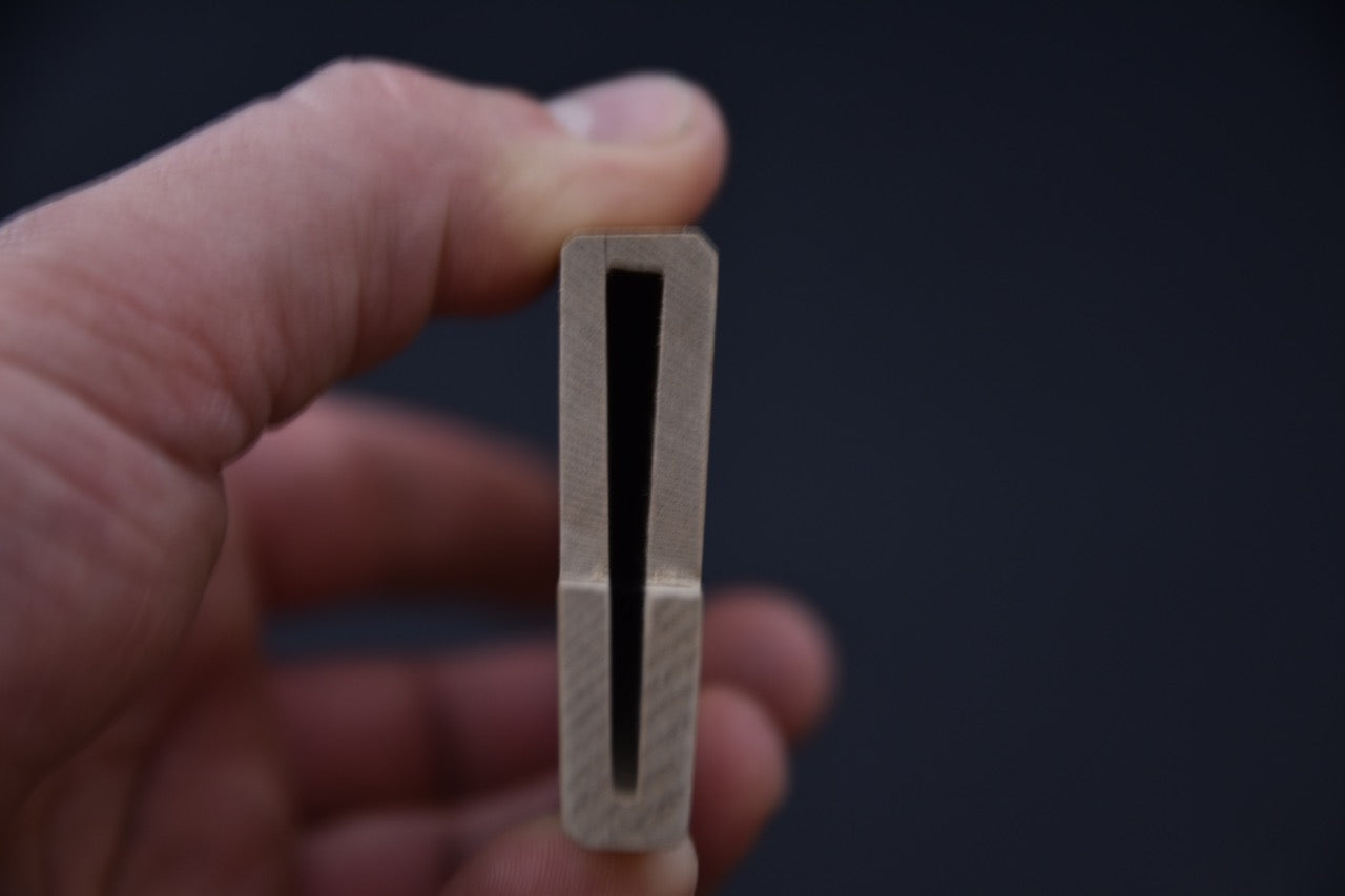 Ouverture du saya Hitohira vue de face, montrant l’intérieur sculpté pour accueillir une lame de couteau japonais