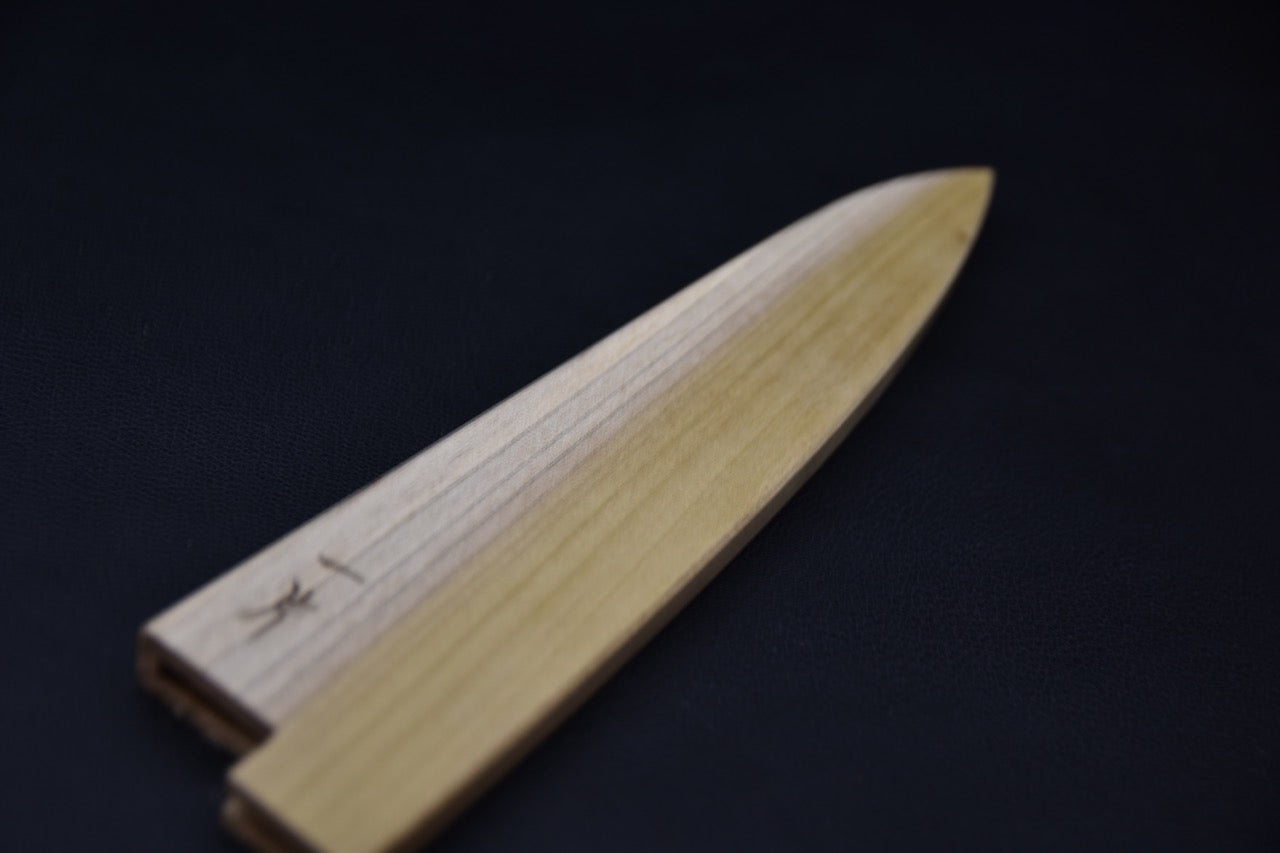 Fourreau Hitohira en bois Ho pour lame Petty, vue en perspective sur fond noir