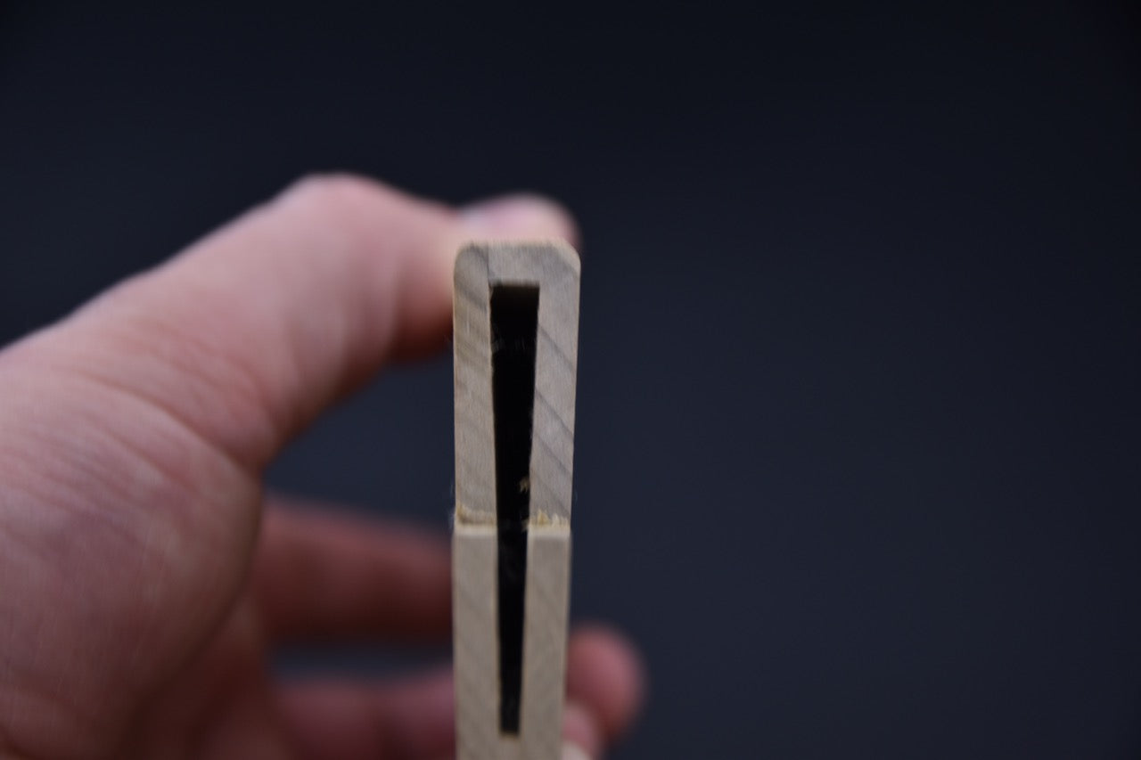 Ouverture intérieure du saya Hitohira en bois Ho, montrant l'encoche taillée pour la lame de couteau japonais