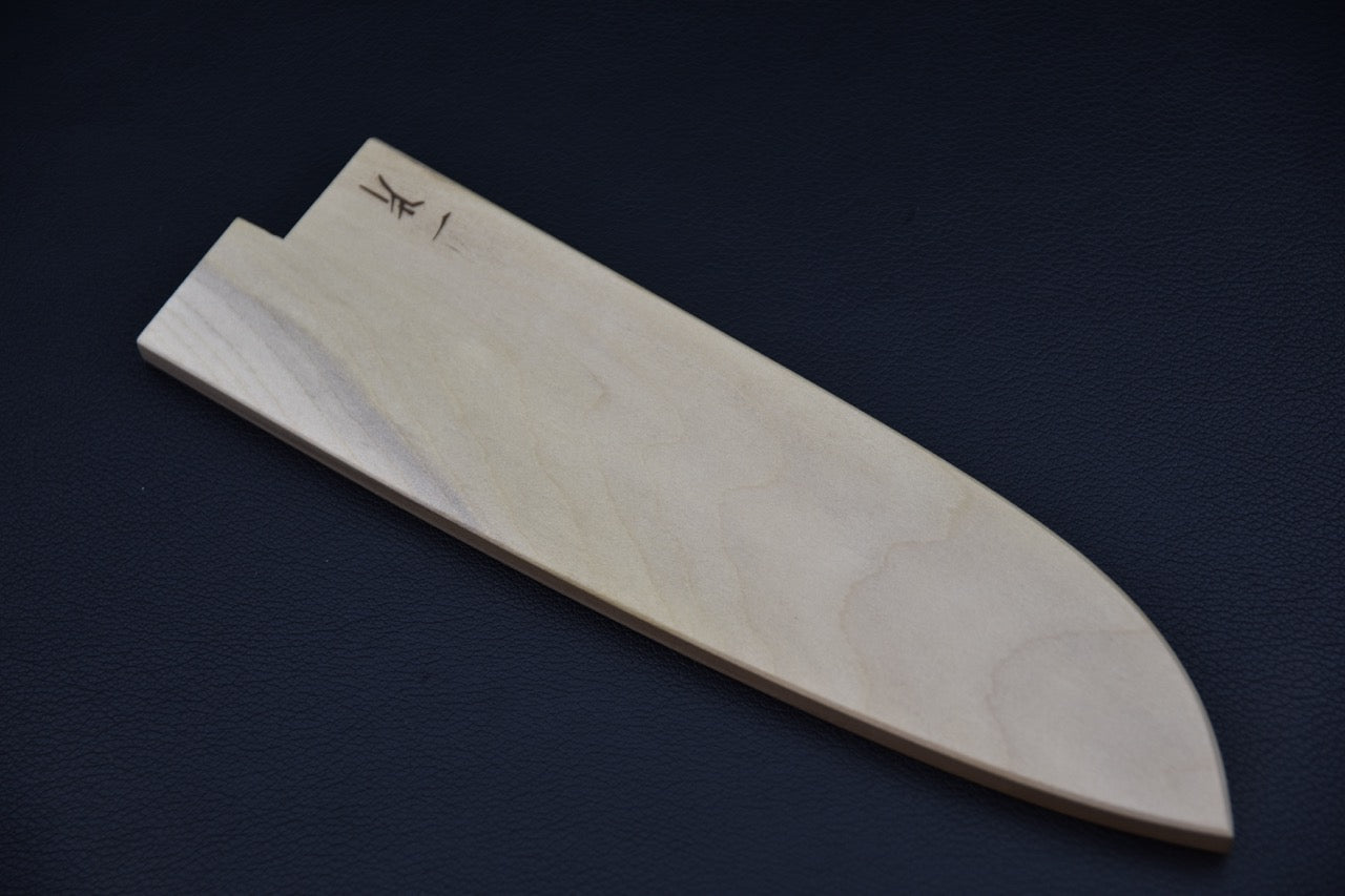 Saya magnétique Hitohira WB en bois de ho pour couteau japonais Santoku 180 mm, vue complète de profil.