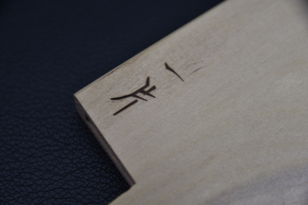 Détail du marquage Hitohira sur le saya en bois de ho pour couteau japonais Santoku 180 mm.