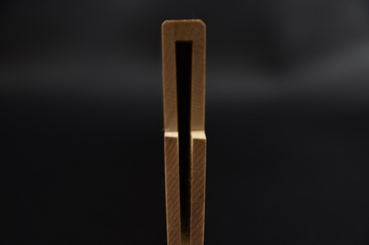 Vue de l’ouverture et de la fente 4,5 mm du saya magnétique Hitohira WB pour couteau japonais Santoku 180 mm.
