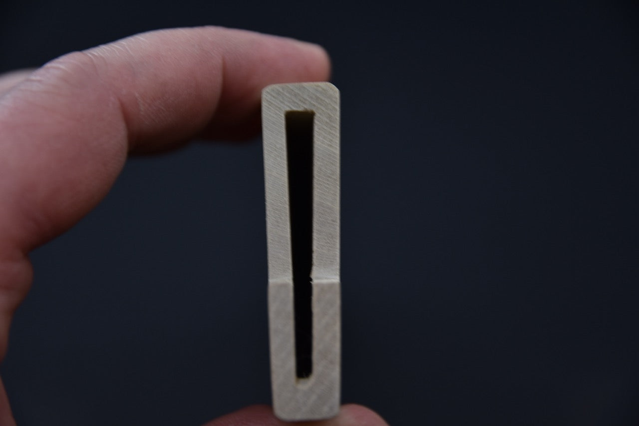 Ouverture intérieure du saya pour couteau japonais sujihiki 240mm, vue de face — Stay Sharp Montréal.