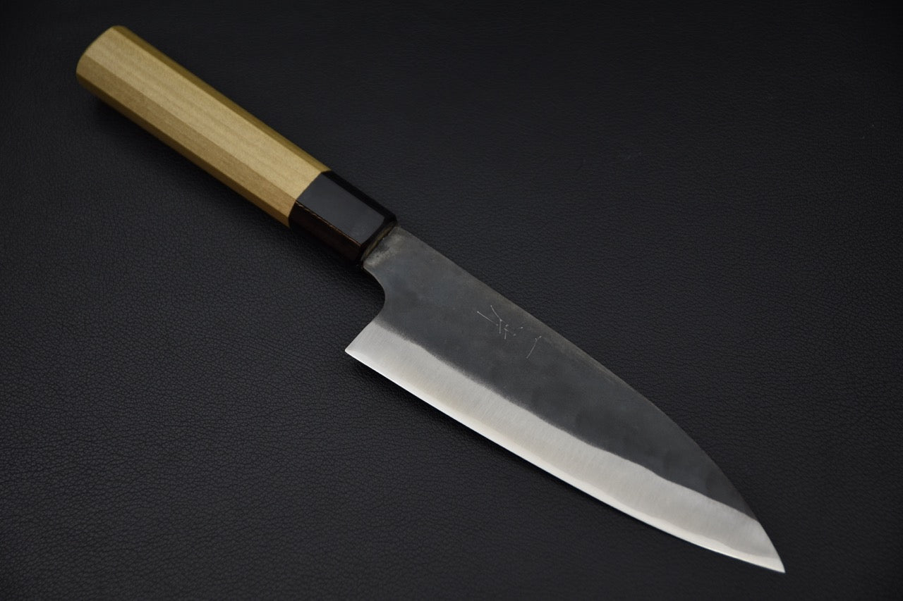 "Couteau japonais Gyuto 155 mm Hitohira Hizen Kurouchi, vue rapprochée de la lame et finition kurouchi."