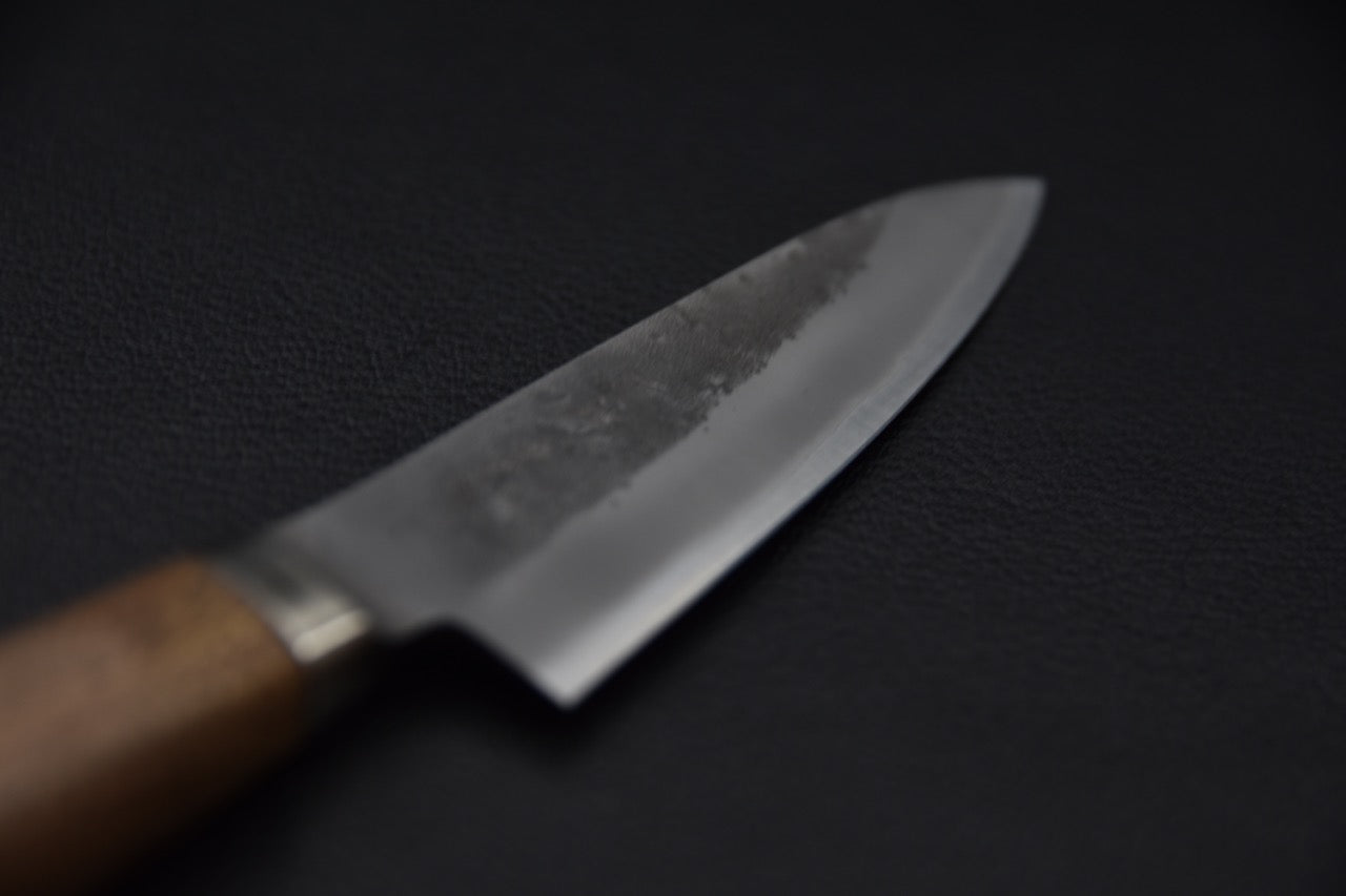 Gros plan sur la lame Nashiji du couteau japonais Hitohira TD 90mm