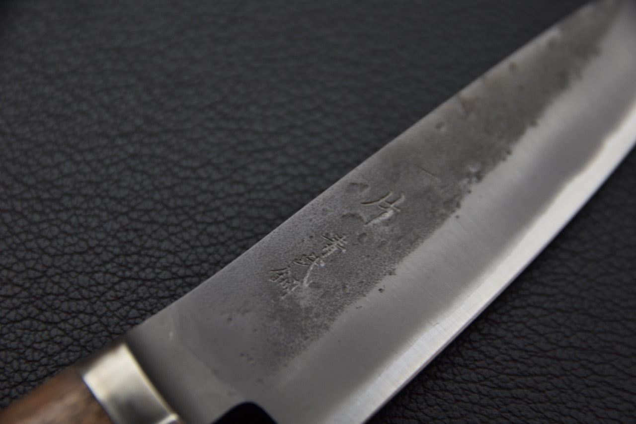 Détail des kanji gravés sur la lame Aogami #2 du couteau japonais Hitohira