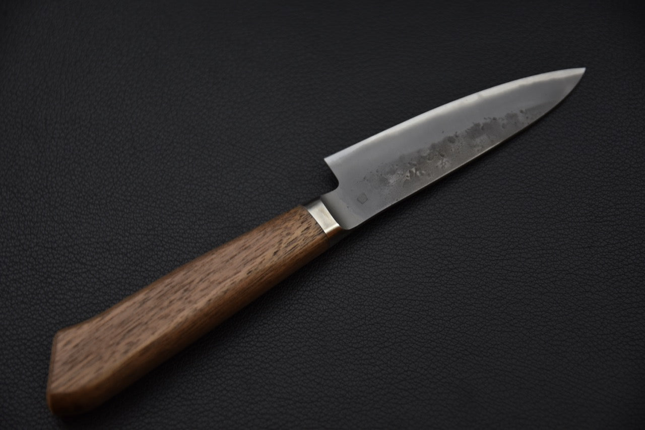 Vue complète du couteau japonais Hitohira Office 90mm avec manche en noyer