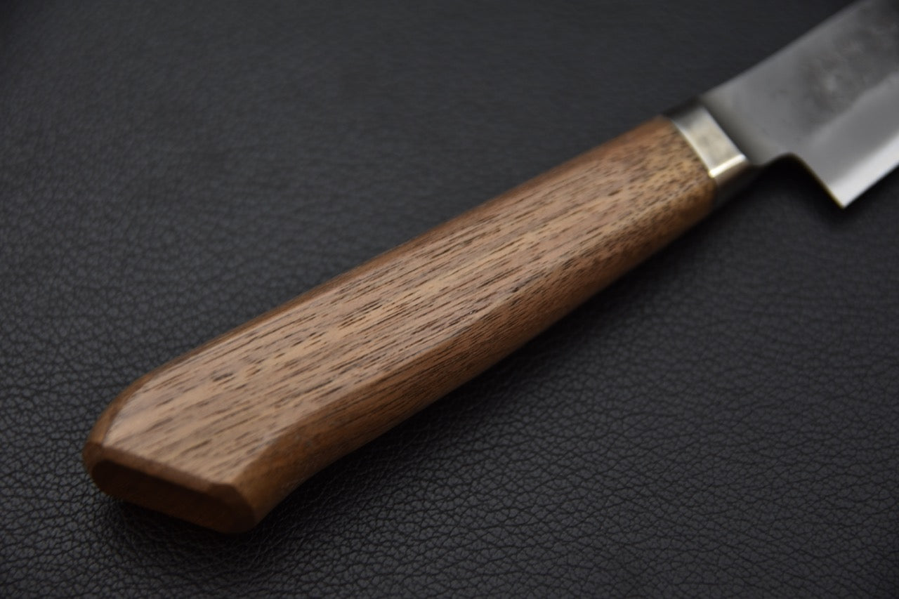 Gros plan du manche en noyer du couteau japonais Hitohira TD Office