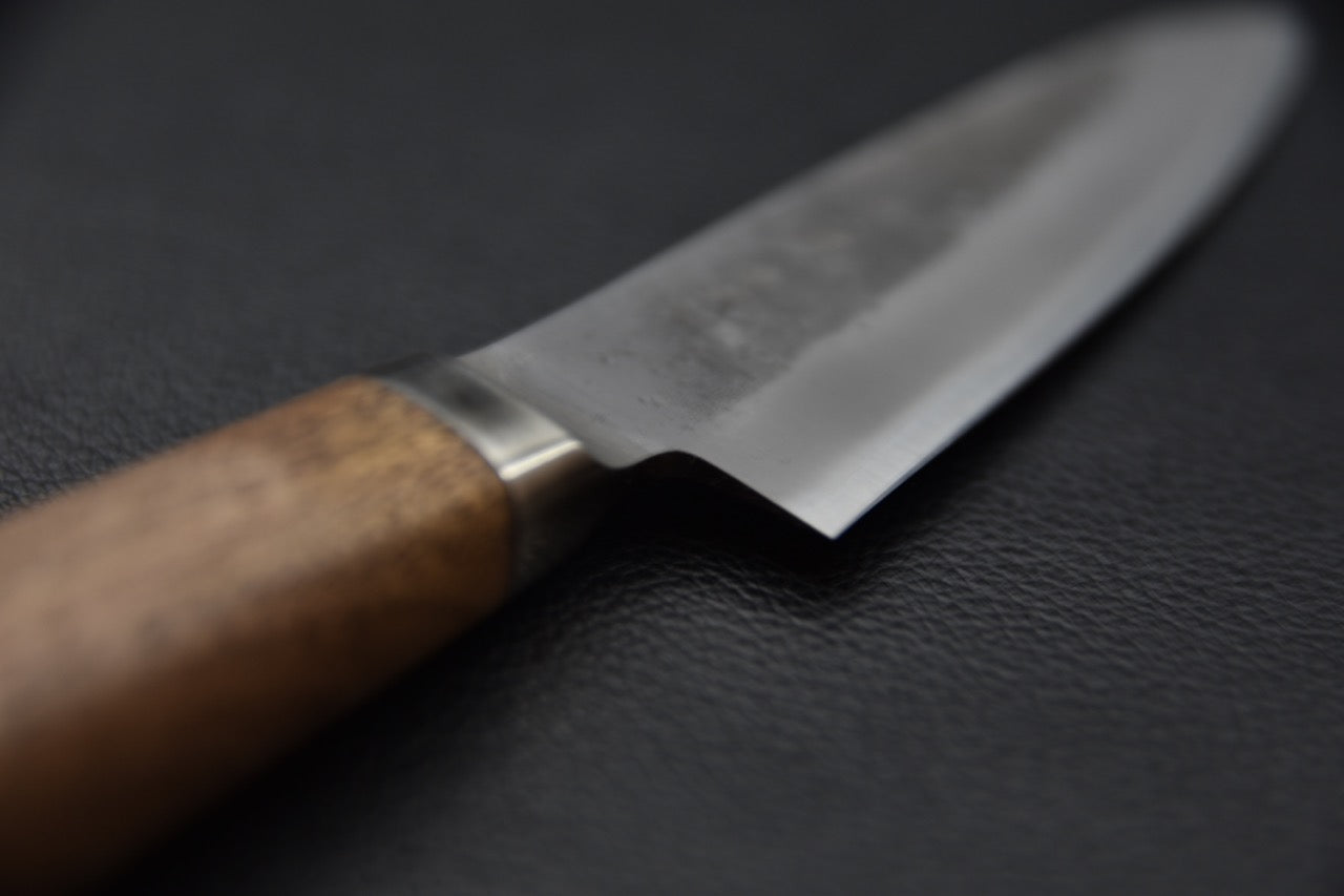 Lame Nashiji du couteau Hitohira TD 90mm vue sous un angle rapproché